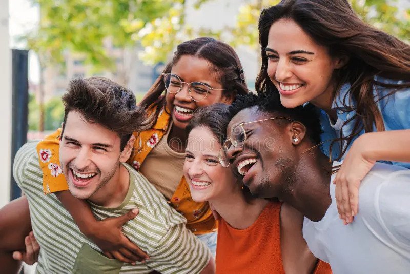 Un groupe de personnes souriantes